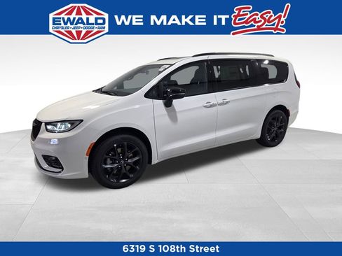 New 2026 Chrysler Pacifica Limited w/ S Appearance Package image 18