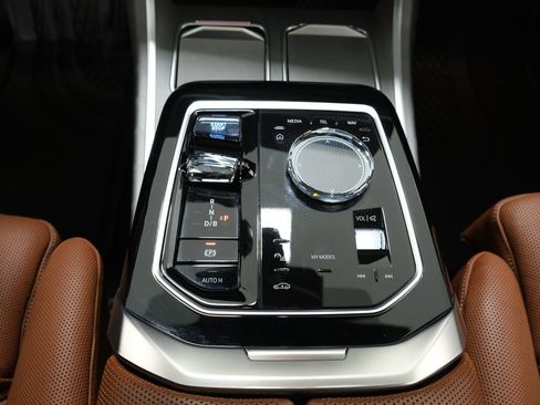 Used 2023 BMW i7 xDrive60 w/ Executive Package 2 AWD/4WD image 22
