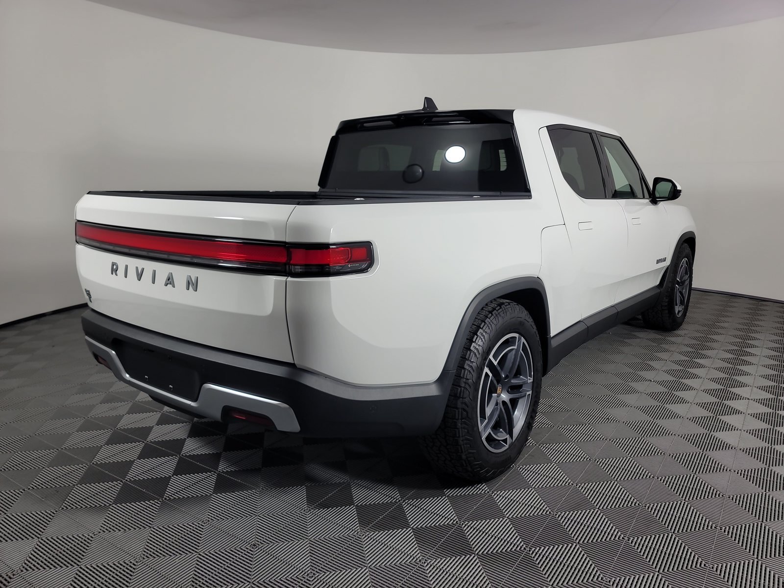 Used 2025 Rivian R1T Adventure Dual AWD/4WD image 5