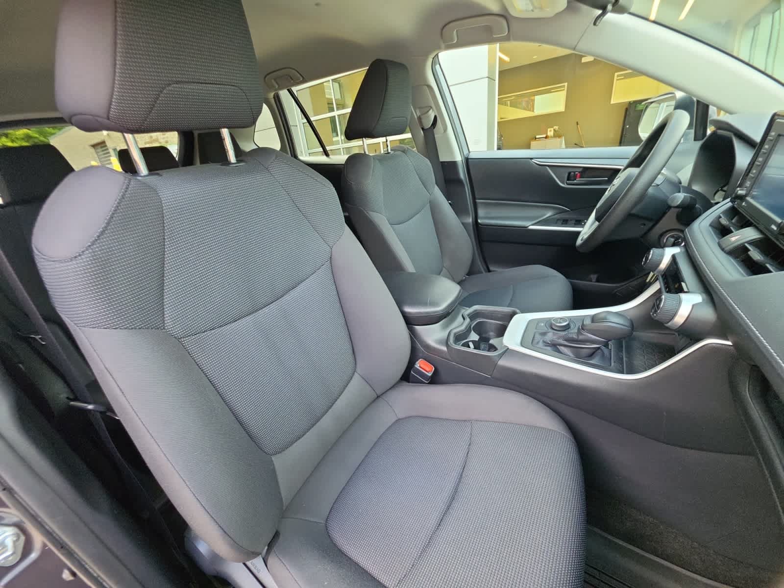 Used 2021 Toyota RAV4 LE AWD/4WD image 21