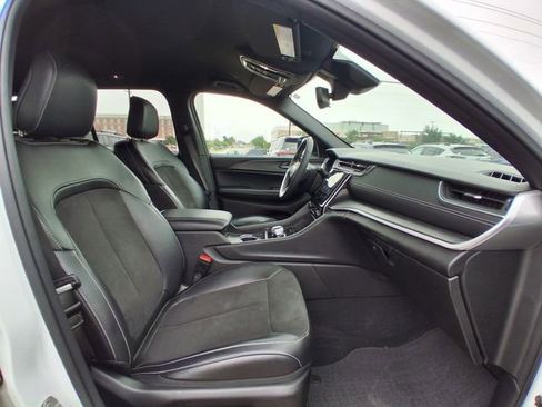 Used 2024 Jeep Grand Cherokee Altitude AWD/4WD image 13