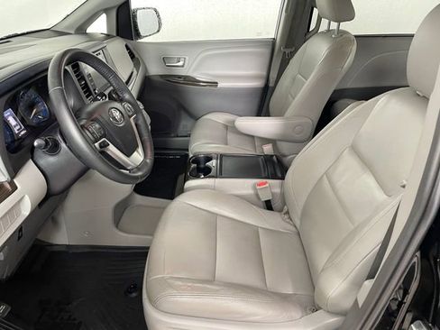 Used 2018 Toyota Sienna XLE image 2