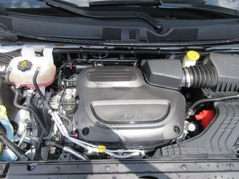 Used 2025 Chrysler Pacifica Limited FWD image 17