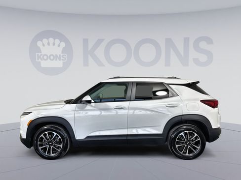 Used 2024 Chevrolet TrailBlazer LT image 2