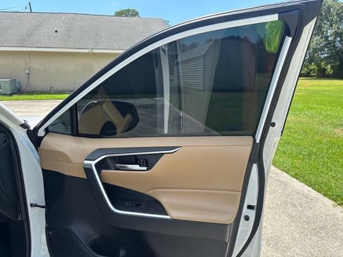 Used 2020 Toyota RAV4 XLE Premium FWD image 22