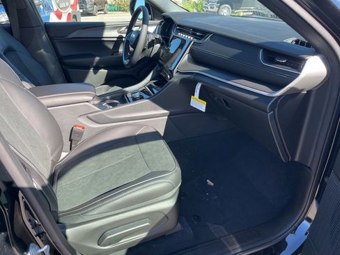 New 2025 Jeep Grand Cherokee Altitude image 11