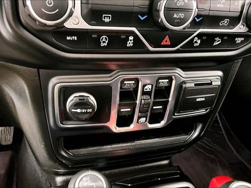 Used 2019 Jeep Wrangler Unlimited Sahara AWD/4WD image 15