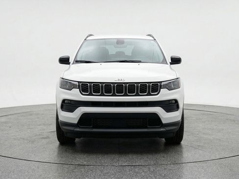 Used 2025 Jeep Compass Latitude AWD/4WD image 2