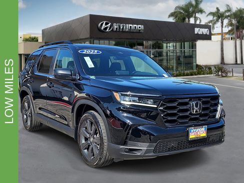 Used 2025 Honda Pilot Sport image 1
