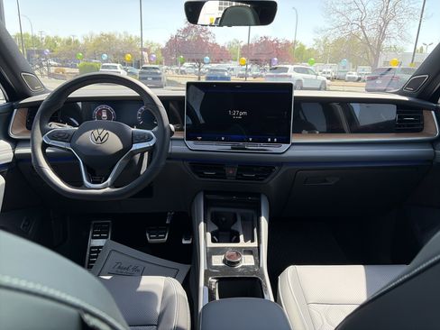 Used 2025 Volkswagen Tiguan SEL R-Line image 17