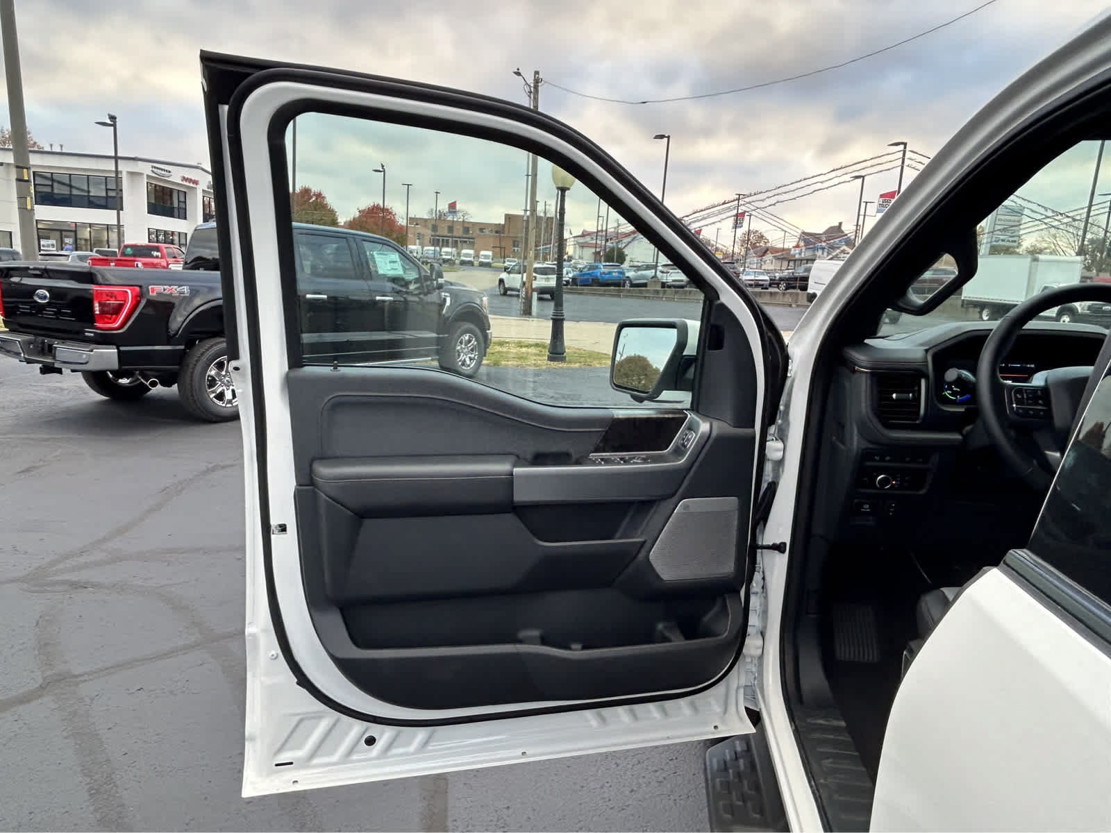 New 2023 Ford F150 Lightning Lariat AWD/4WD image 26