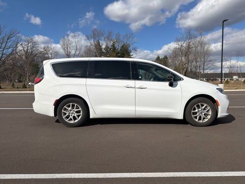 Used 2024 Chrysler Pacifica Touring-L image 6