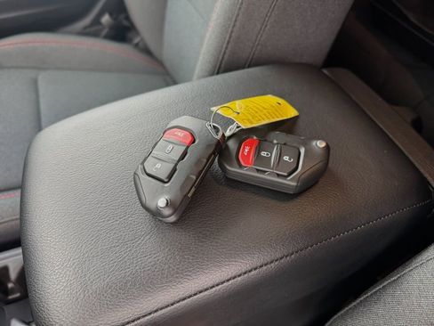 Used 2025 Jeep Gladiator Rubicon w/ Technology Group image 17