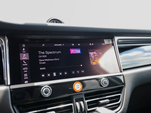 Certified 2025 Porsche Macan image 18