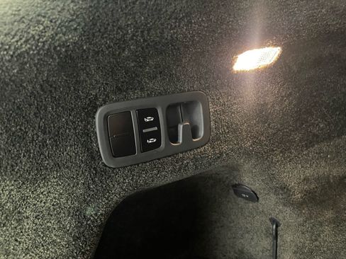 Used 2022 Bentley Bentayga AWD/4WD image 37