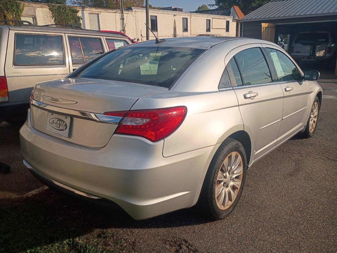 Used 2011 Chrysler 200 LX FWD image 10