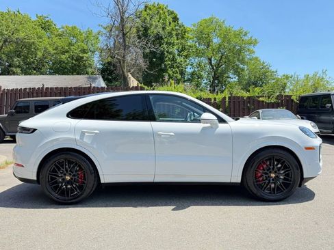Used 2024 Porsche Cayenne S AWD/4WD image 5