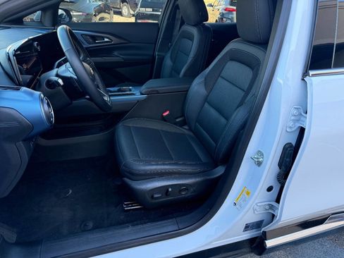 Used 2025 Chevrolet Equinox EV LT image 3