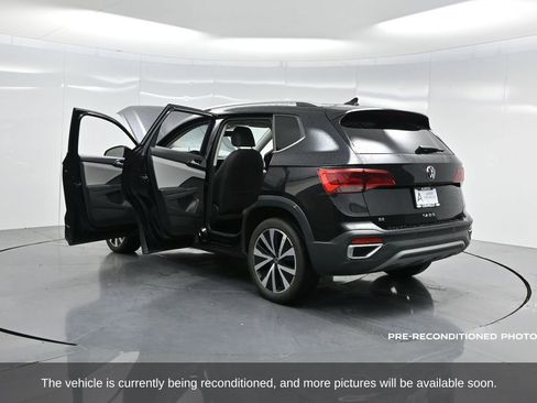 Used 2023 Volkswagen Taos SE w/ Panoramic Sunroof Package image 48