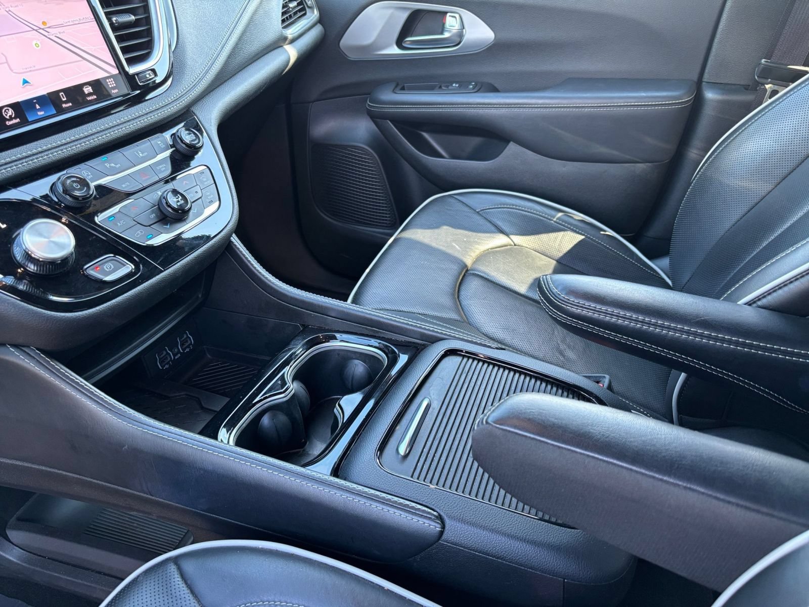 Used 2025 Chrysler Pacifica Limited FWD image 45