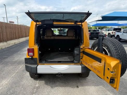 Used 2014 Jeep Wrangler Unlimited Sahara w/ Connectivity Group AWD/4WD image 8