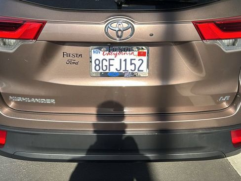 Used 2018 Toyota Highlander Plus w/ Carpet Mat Package (TMS) FWD image 7
