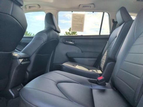 Used 2024 Toyota Highlander XLE AWD/4WD image 29