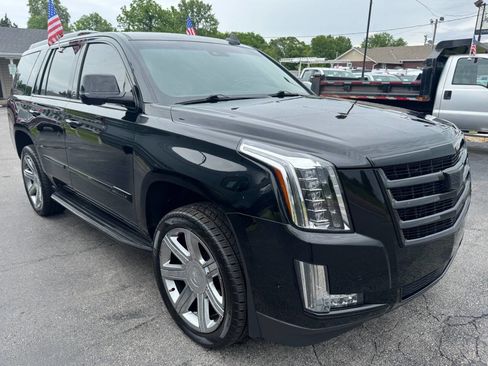 Used 2017 Cadillac Escalade Luxury AWD/4WD image 4