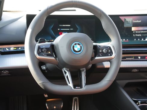 Used 2025 BMW i5 xDrive40 image 6