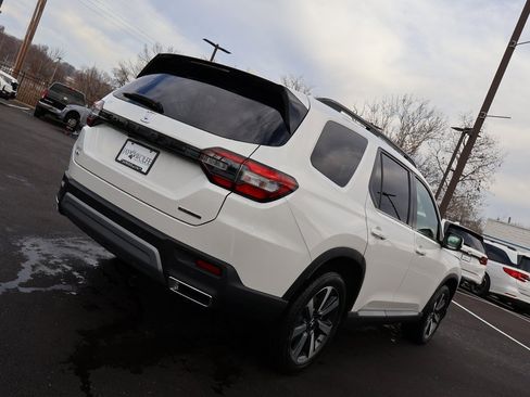 New 2025 Honda Pilot Touring image 7