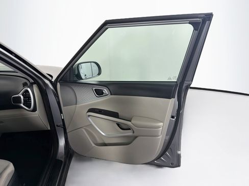Used 2025 Kia Soul LX w/ LX Technology Package FWD image 31