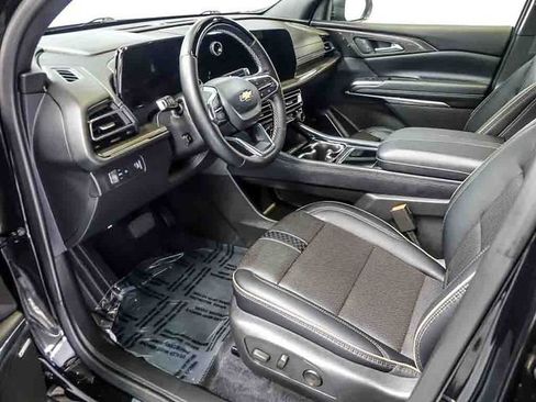 Used 2025 Chevrolet Traverse High Country FWD image 14