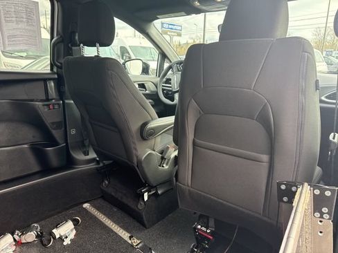 Used 2024 Chrysler Pacifica Touring FWD image 14