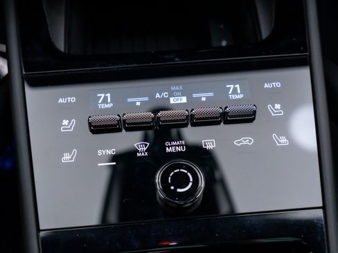 Certified 2025 Porsche Cayenne Coupe AWD/4WD image 28