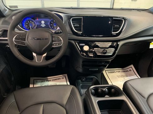 New 2026 Chrysler Pacifica Select image 4