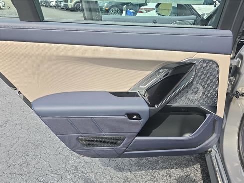 Certified 2025 BMW i7 xDrive60 w/ Executive Package image 11