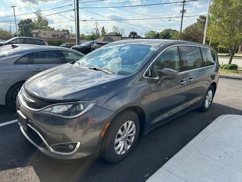 Used 2018 Chrysler Pacifica Touring Plus FWD image 2