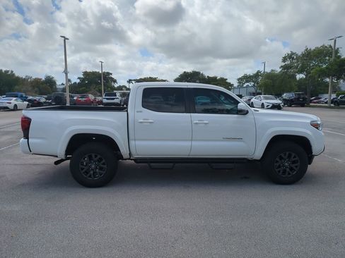 Used 2022 Toyota Tacoma SR5 w/ Technology Package image 5
