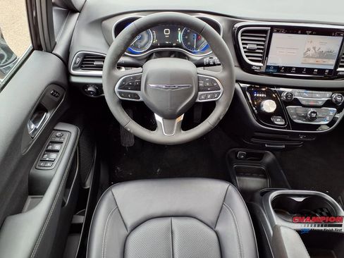 Used 2026 Chrysler Pacifica Select FWD image 18