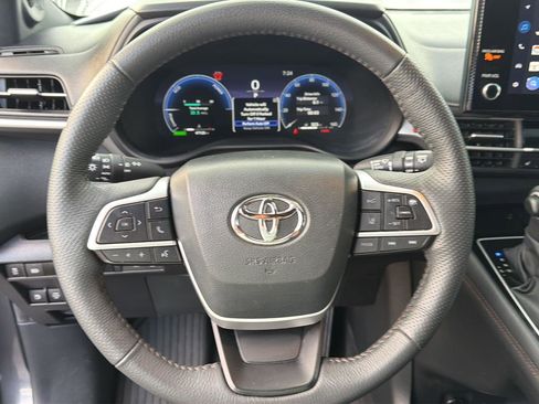 Certified 2025 Toyota Sienna Platinum FWD image 19
