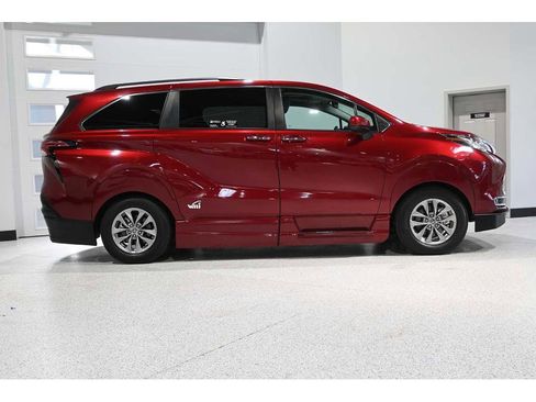 Used 2022 Toyota Sienna XLE w/ XLE Plus Package image 5