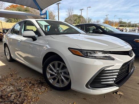 Used 2021 Toyota Camry LE image 3