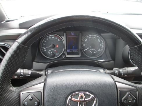 Used 2019 Toyota Tacoma TRD Off-Road AWD/4WD image 29