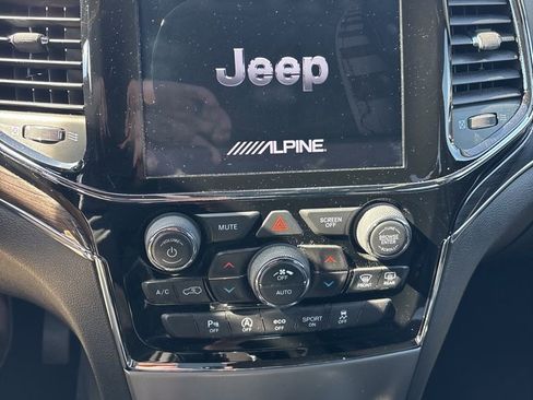 Used 2020 Jeep Grand Cherokee Overland AWD/4WD image 11