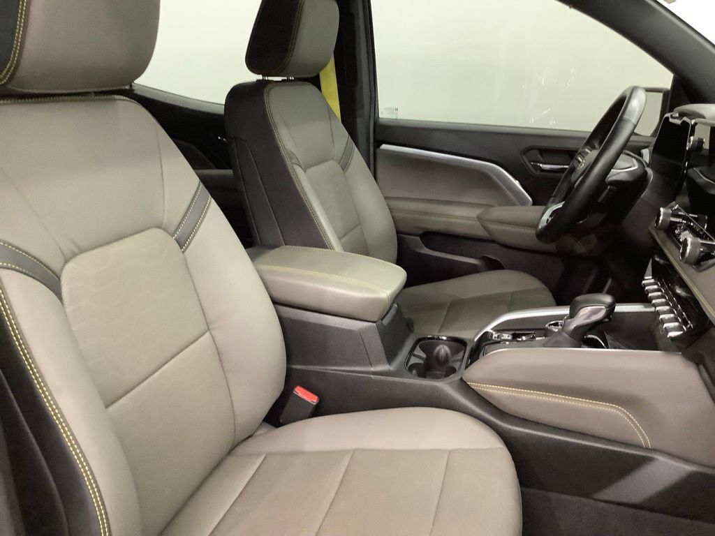 Used 2024 Chevrolet Colorado ZR2 w/ ZR2 Convenience Package III AWD/4WD image 32