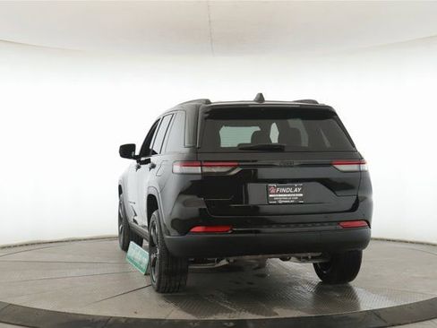 Used 2025 Jeep Grand Cherokee Altitude image 11