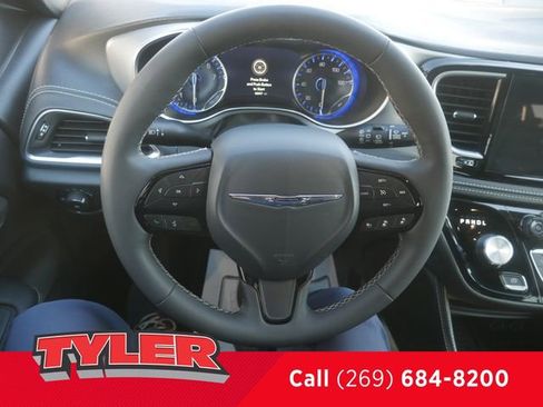 Certified 2025 Chrysler Pacifica Limited image 30