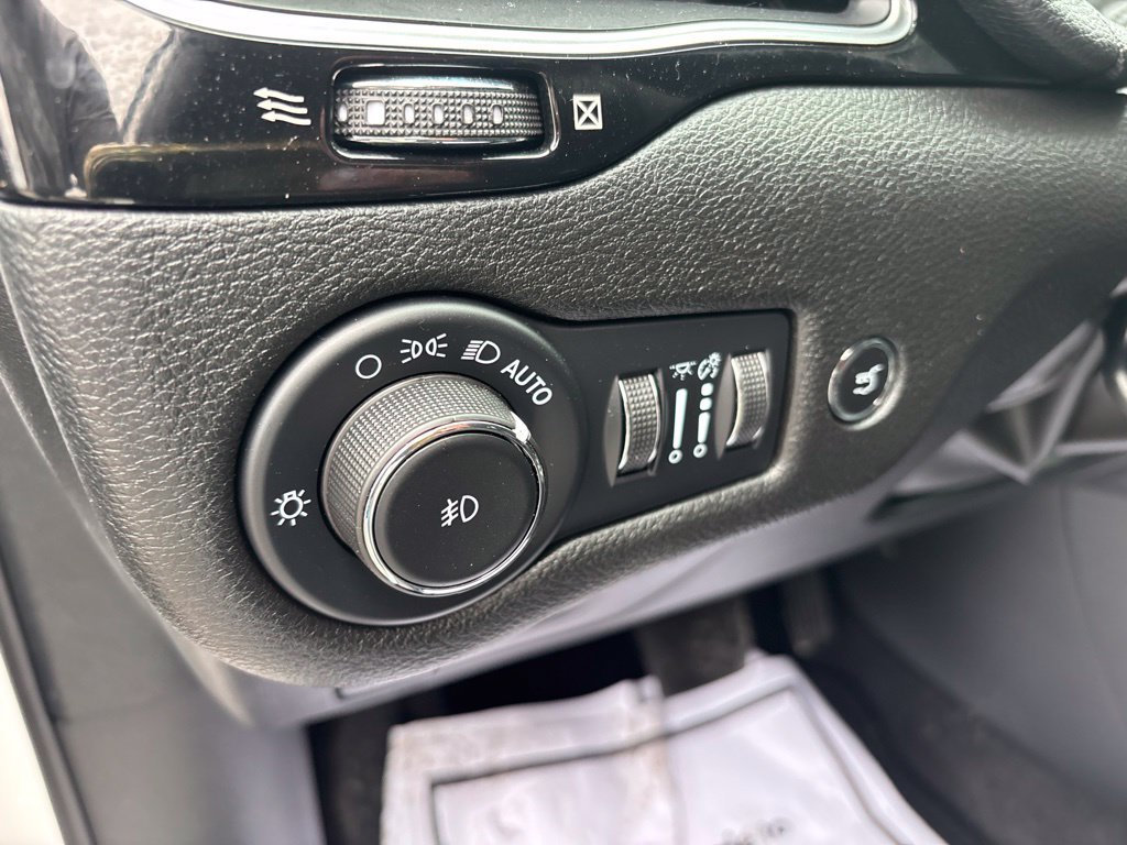 Used 2023 Jeep Cherokee Altitude Lux AWD/4WD image 19