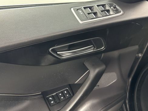 Used 2018 Jaguar F-PACE Premium image 17