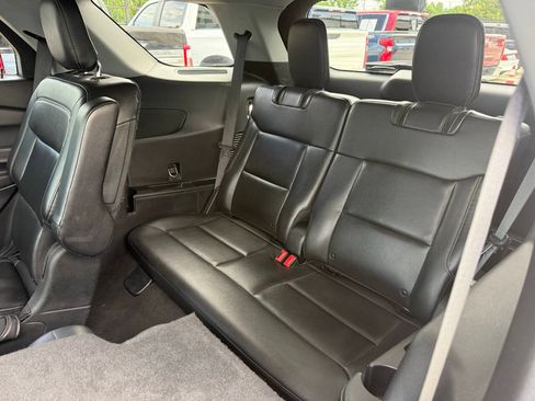 Used 2020 Ford Explorer XLT w/ Equipment Group 202A RWD image 14